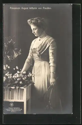 AK Prinzessin August Wilhelm von Preussen mit Blumen