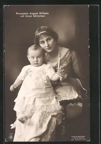 AK Prinzessin August Wilhelm mit ihrem Söhnchen auf dem Schoss