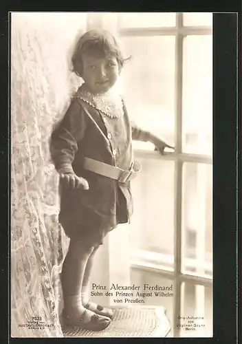 AK Prinz Alexander Ferdinand steht auf einem Stuhl