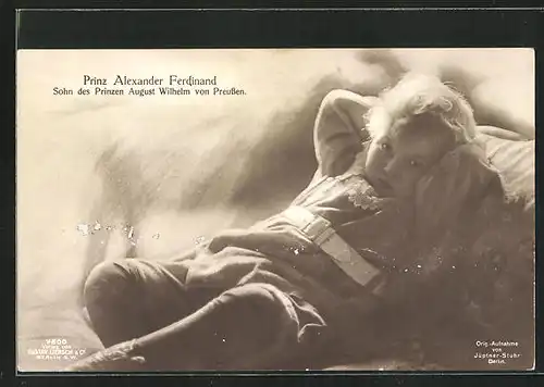 AK Prinz Alexander Ferdinand liegt auf seinem Bett