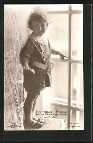 AK Prinz Alexander Ferdinand steht auf einem Stuhl