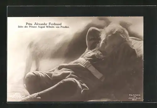 AK Prinz Alexander Ferdinand liegt auf seinem Bett
