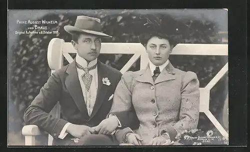 AK Prinz August Wilhelm von Preussen mit seiner Braut auf einer Bank