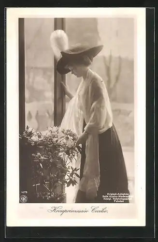 AK Kronprinzessin Cecilie steht am Fenster