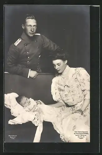 AK Kronprinz Wilhelm und Kronprinzessin Cecilie von Preussen mit Kind