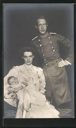 AK Kronprinz Wilhelm und Kronprinzessin Cecilie von Preussen mit Kind