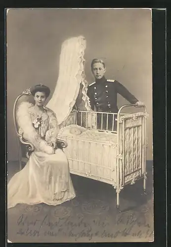AK Kronprinzessin Cecilie und Kronprinz Wilhelm von Preussen am Babybett