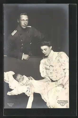 AK Kronprinz Wilhelm und Kronprinzessin Cecilie von Preussen mit Kind