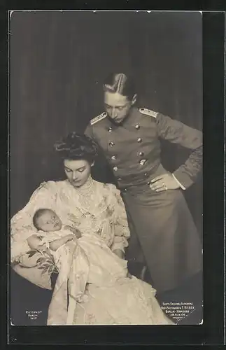 AK Kronprinz Wilhelm und Kronprinzessin Cecilie von Preussen mit Kind