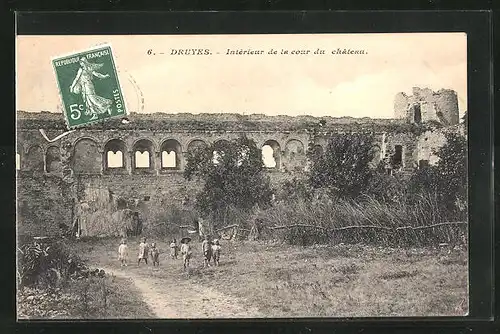AK Druyes, Intérieur de la cour du château