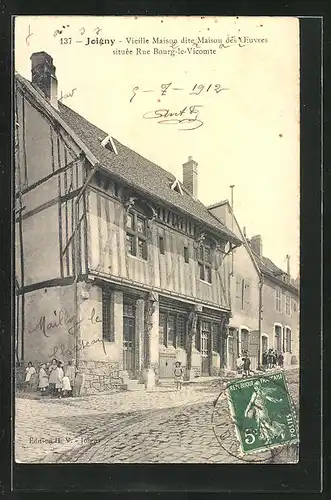 AK Joigny, Vieille Maison dite Maison des Ceuvres située Rue Bourg-le-Vicomte