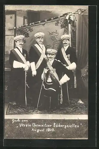 Foto-AK Chemnitz, Mitglieder des Verein Chemnitzer Bäckergesellen im Portrait 1910