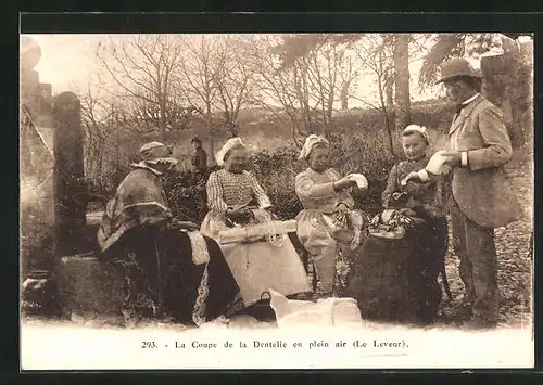 AK Auvergne, La Coupe de la Dentelie en plein air (Le Leveur)