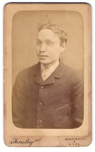 Fotografie Jernley, Manchester, Portrait junger Herr in modischer Kleidung