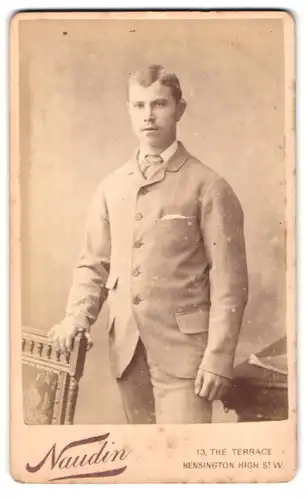 Fotografie Naudin, London-W, 13, The Terrace, Portrait junger Herr im Anzug mit Krawatte