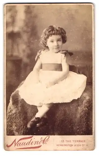 Fotografie Naudin & Co., London-W, 13, The Terrace, Portrait kleines Mädchen im weissen Kleid