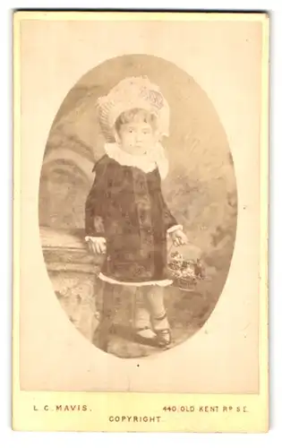 Fotografie L. C. Mavis, London-SE, 440, Old Kent Road, Portrait kleines Mädchen in hübscher Kleidung mit Blumenkorb