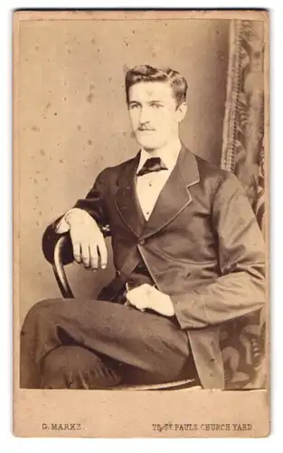 Fotografie G. Marks, London-EC, St. Pauls Church Yard, Portrait junger Mann in modischer Kleidung