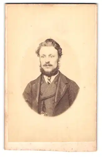 Fotografie W. Malby, London, 155, City Road, Portrait modischer gekleideter Herr mit Bart