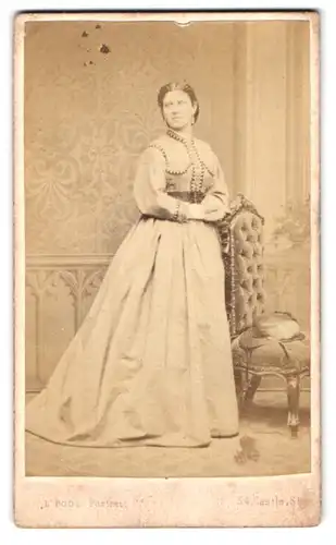 Fotografie Liverpool Portrait Co., Liverpool, 34, Castle Street, Portrait junge Dame im modischen Kleid