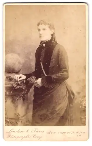 Fotografie London & Paris, London-SW, Brompton Road, 139 & 141, Portrait bürgerliche Dame in modischer Kleidung