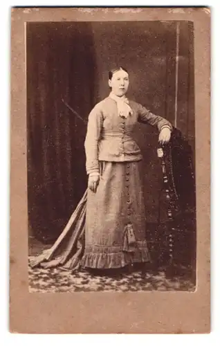 Fotografie London Photographic Compy., London-W, 304, Regent Street, Portrait junge Dame in modischer Kleidung