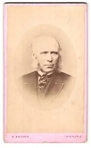 Fotografie Robert Brown, Inverurie, Portrait bürgerlicher Herr im Anzug mit Backenbart