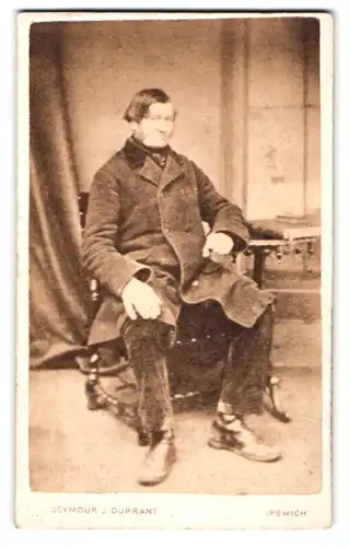 Fotografie Seymour J. Durrant, Ipswich, 7, St. Nicholas St., Portrait stattlicher Herr im Mantel