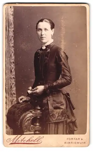 Fotografie C. Mitchell, Forfar, Portrait hübsche Dame in zeitgenössischer Kleidung