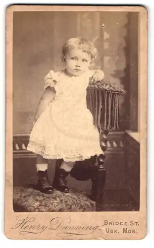 Fotografie H. Dunning, Usk /Mon., Portrait kleines Mädchen im weissen Kleid