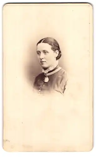 Fotografie M. Bowness, Ambleside, Portrait junge Dame in zeitgenössischer Kleidung