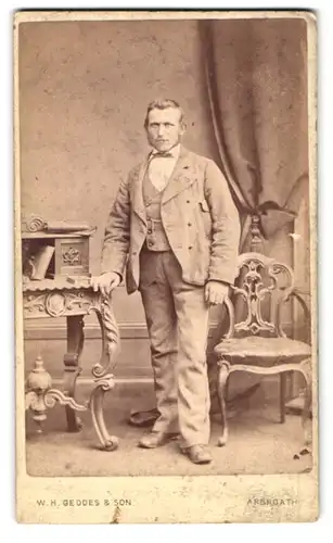 Fotografie W. H. Geddes & Son, Arbroath, 14, Applegate, Portrait junger Herr in modischer Kleidung