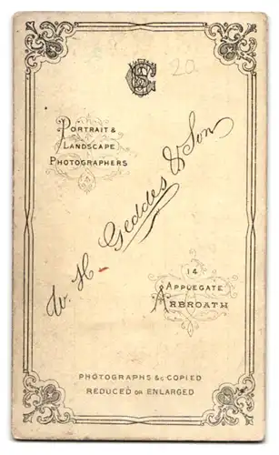 Fotografie W. H. Geddes & Son, Arbroath, 14, Applegate, Portrait junger Herr in modischer Kleidung