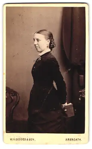Fotografie W. H. Geddes & Son, Arbroath, 14, Applegate, Portrait junge Dame in hübscher Kleidung