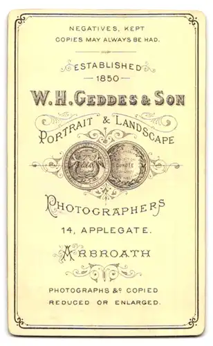 Fotografie W. H. Geddes & Son, Arbroath, 14, Applegate, Portrait junge Dame in hübscher Kleidung