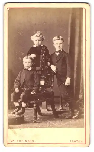 Fotografie Robinson, Ashton-under-Lyne, 216, Stamford Street, Portrait zwei Jungen & Mädchen in modischer Kleidung