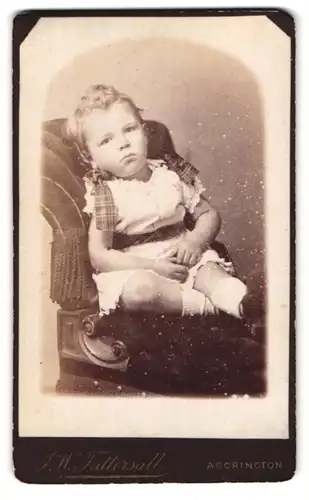 Fotografie J. W. Tattersall, Accrington, 64, Blackburn Road, Portrait kleines Mädchen im weissen Kleid