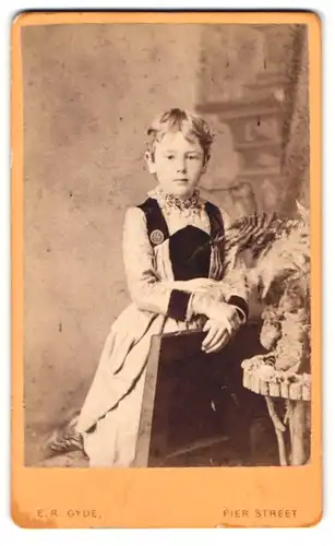 Fotografie E. R. Gyde, Aberystwith, Pier Street, Portrait junges Mädchen im modischen Kleid