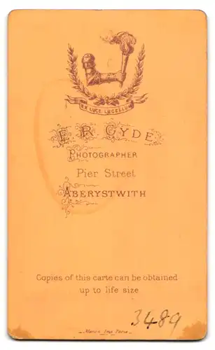 Fotografie E. R. Gyde, Aberystwith, Pier Street, Portrait junges Mädchen im modischen Kleid