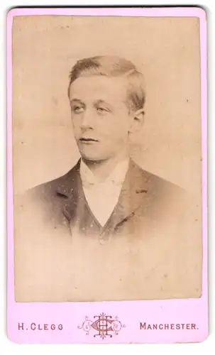 Fotografie H. Clegg, Manchester, Portrait junger Mann im Anzug mit Krawatte