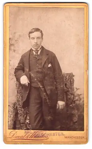 Fotografie Duval & Wharton, Manchester, Portrait junger Mann im Anzug mit Krawatte