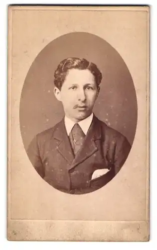 Fotografie R. Glennett, West Hartlepool, 25 1 /2 Lynn Street, Portrait junger Herr im Anzug mit Krawatte