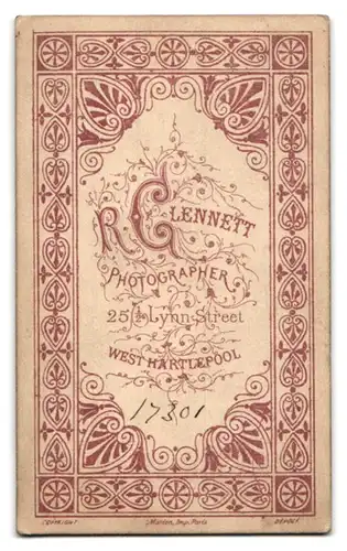 Fotografie R. Glennett, West Hartlepool, 25 1 /2 Lynn Street, Portrait junger Herr im Anzug mit Krawatte