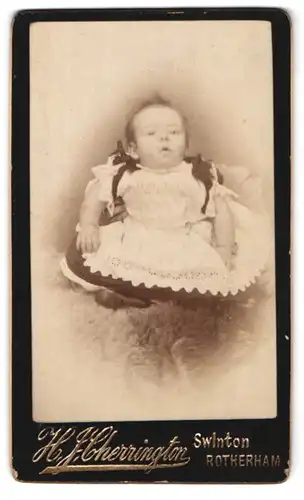 Fotografie H. J. Cherrington, Swinton /Rotherham, Portrait niedliches Kleinkind im hübschen Kleid