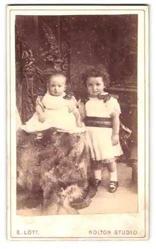 Fotografie Edwin Lott, Bridgend, Portrait kleines Mädchen und Kleinkind in hübschen Kleidern