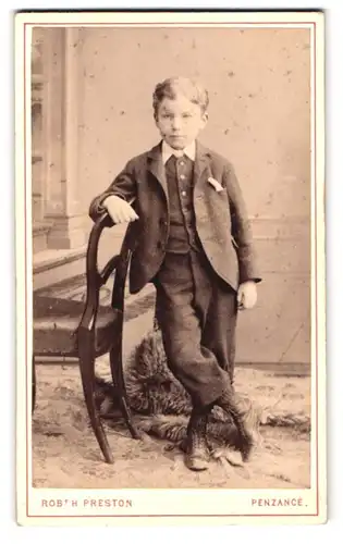 Fotografie Robt. H. Preston, Penzance, Portrait kleiner Junge in modischer Kleidung