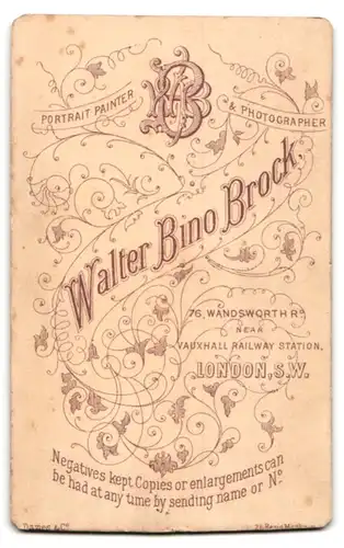 Fotografie Walter Bino Brock, London-SW, 76, Wandsworth Rd., Portrait junger Herr in modischer Kleidung