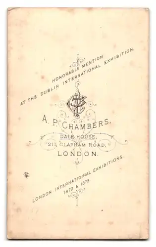 Fotografie A. P. Chambers, London, 211, Clapham Road, Portrait junge Dame im modischen Kleid