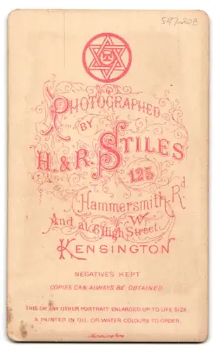 Fotografie H. & R. Stiles, Kensington, 6, High Street, Portrait junger Mann im Anzug mit Fliege