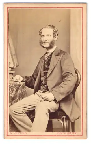 Fotografie Augustus Lupson, Stoke Newington, 6, Church Street, Portrait modisch gekleideter Herr mit Backenbart